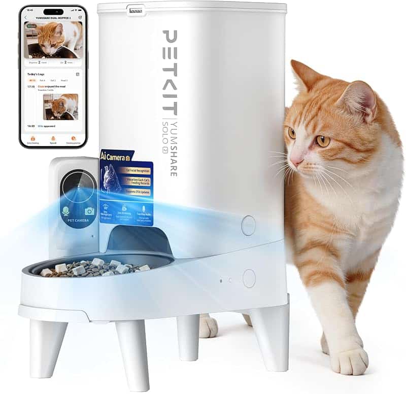 Distributeur de croquettes PETKIT YumShare Solo 2 avec caméra posé sur son socle surélevé